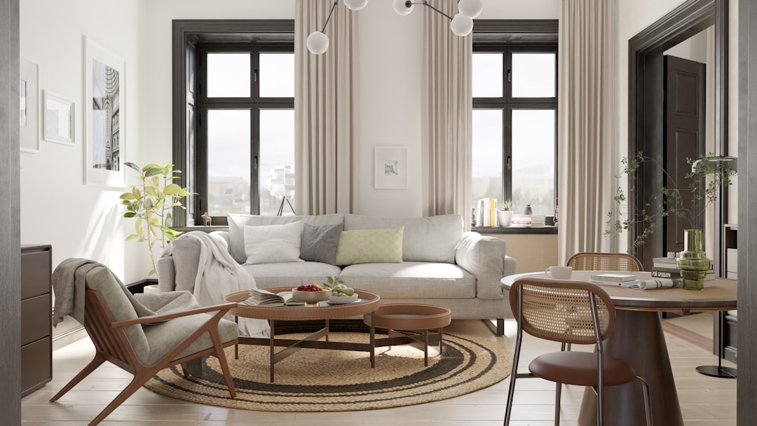 Scandinavische woonkamer met lichte bank, houten salontafel en veel daglicht