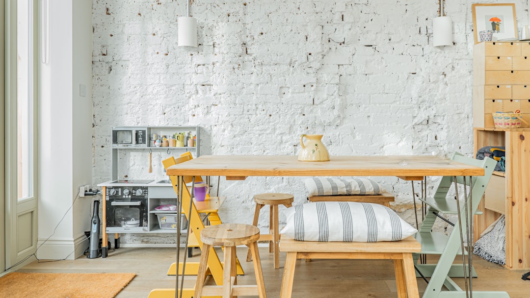 Scandinavische eettafel van licht hout in een lichte eetkamer