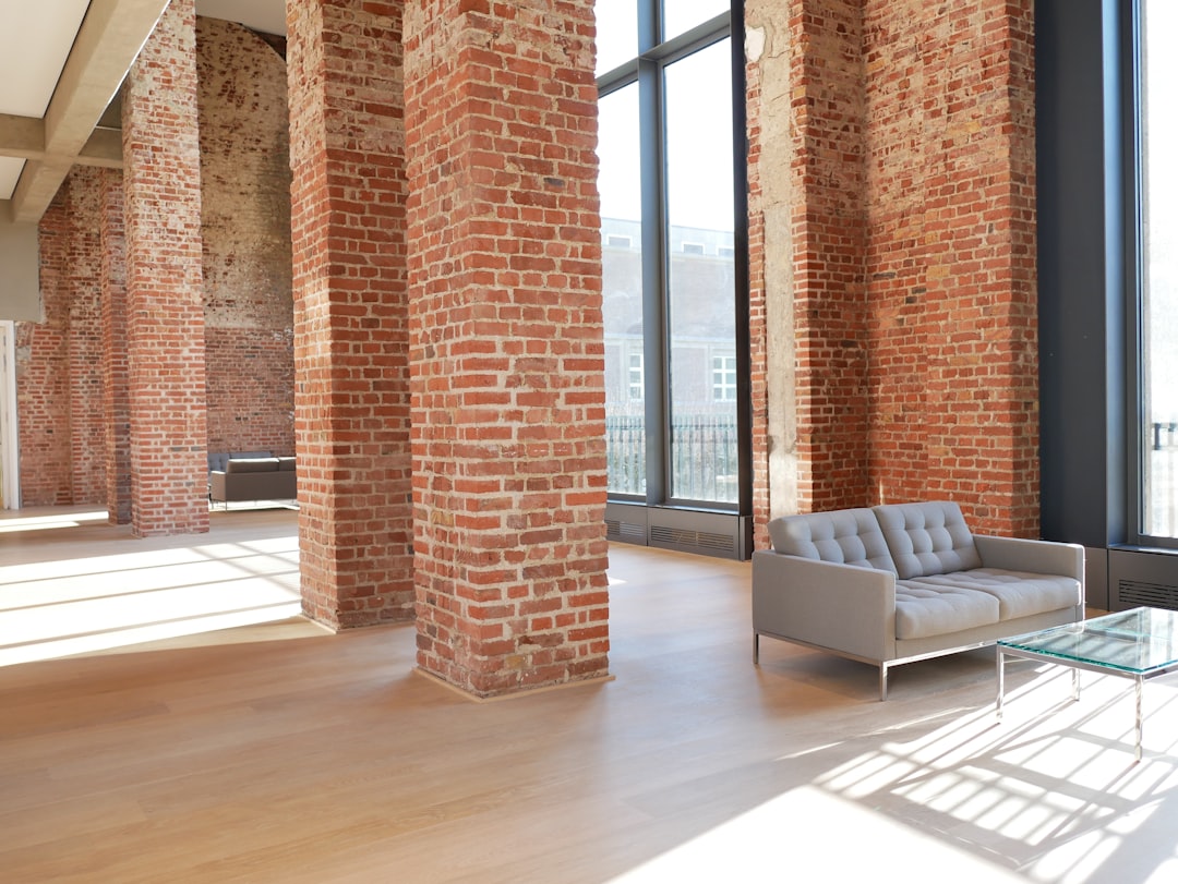 Loft met bakstenen muren en een strakke bank bij het raam