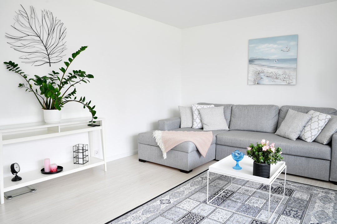 Scandinavische woonkamer met licht vloerkleed onder de salontafel
