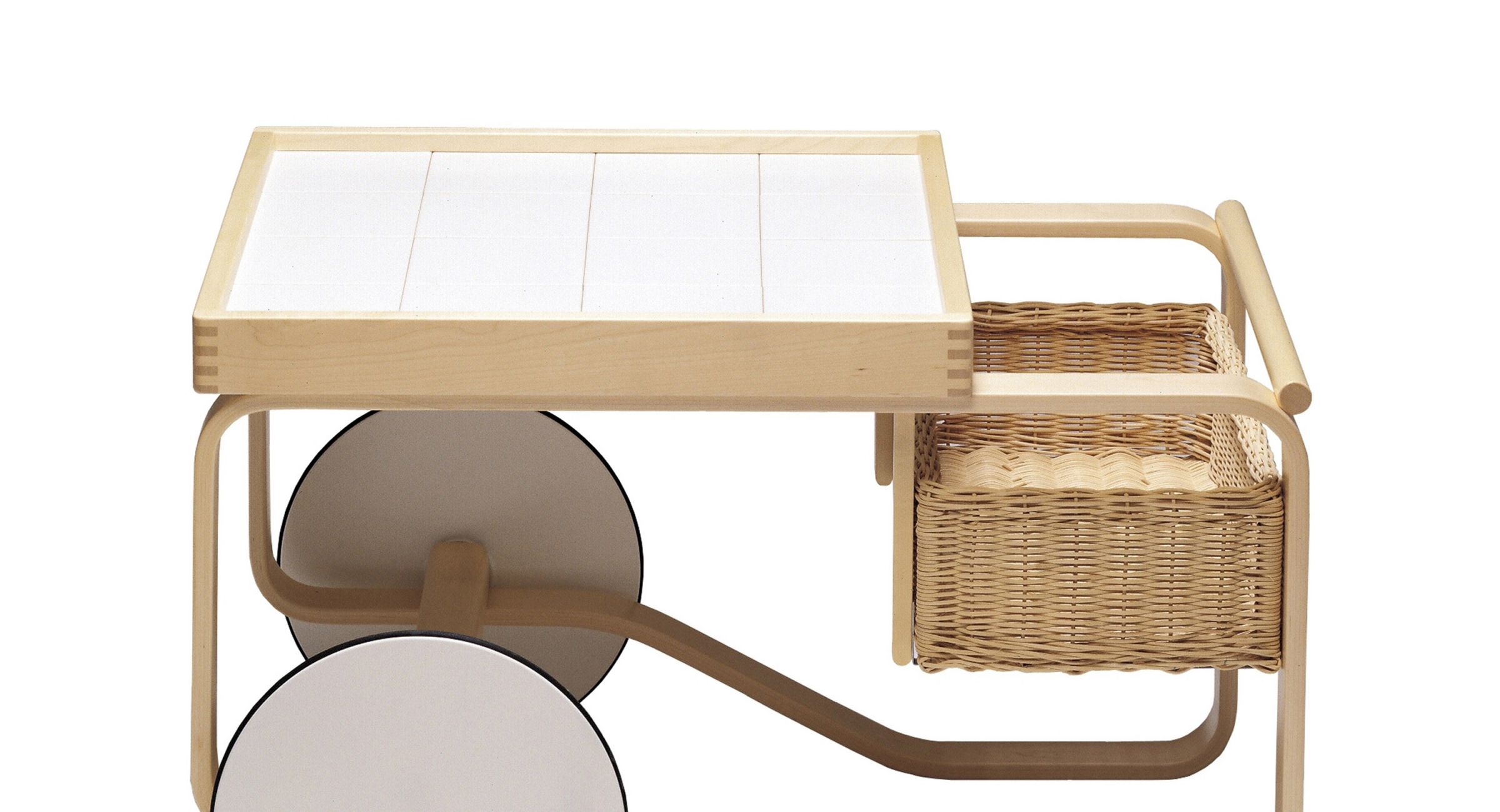 Houten theewagen op grote wielen met wit tegelblad