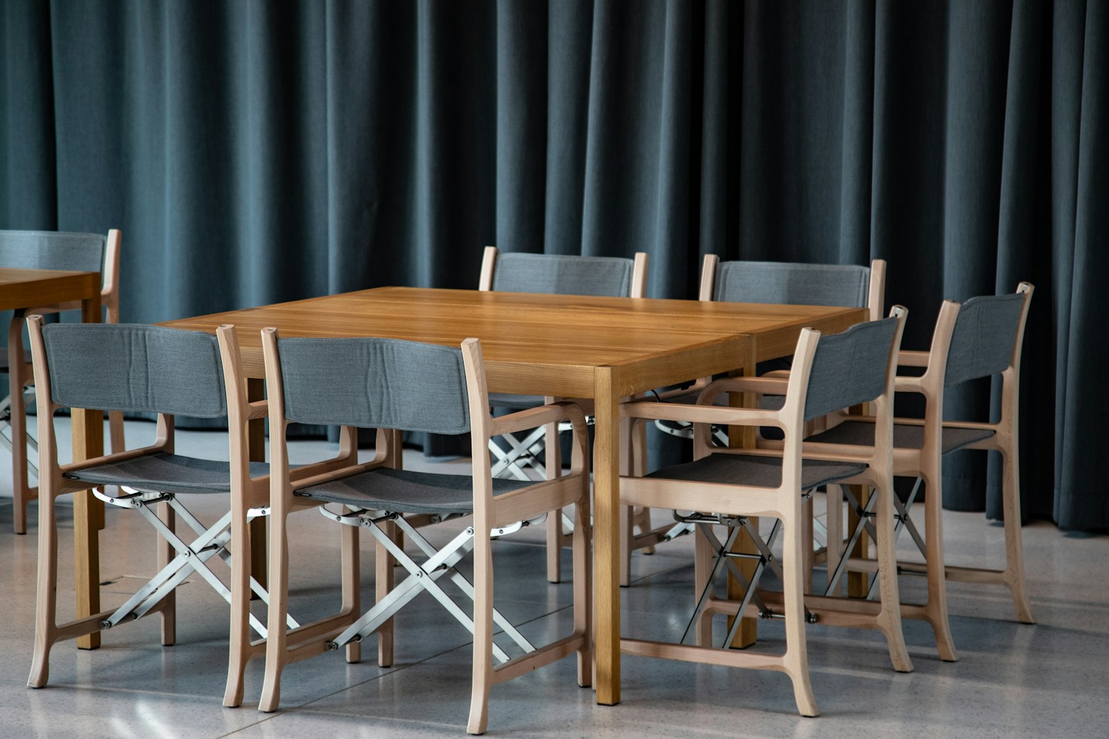 Houten klaptafeltje met neergeklapte bladen in een woonkamer
