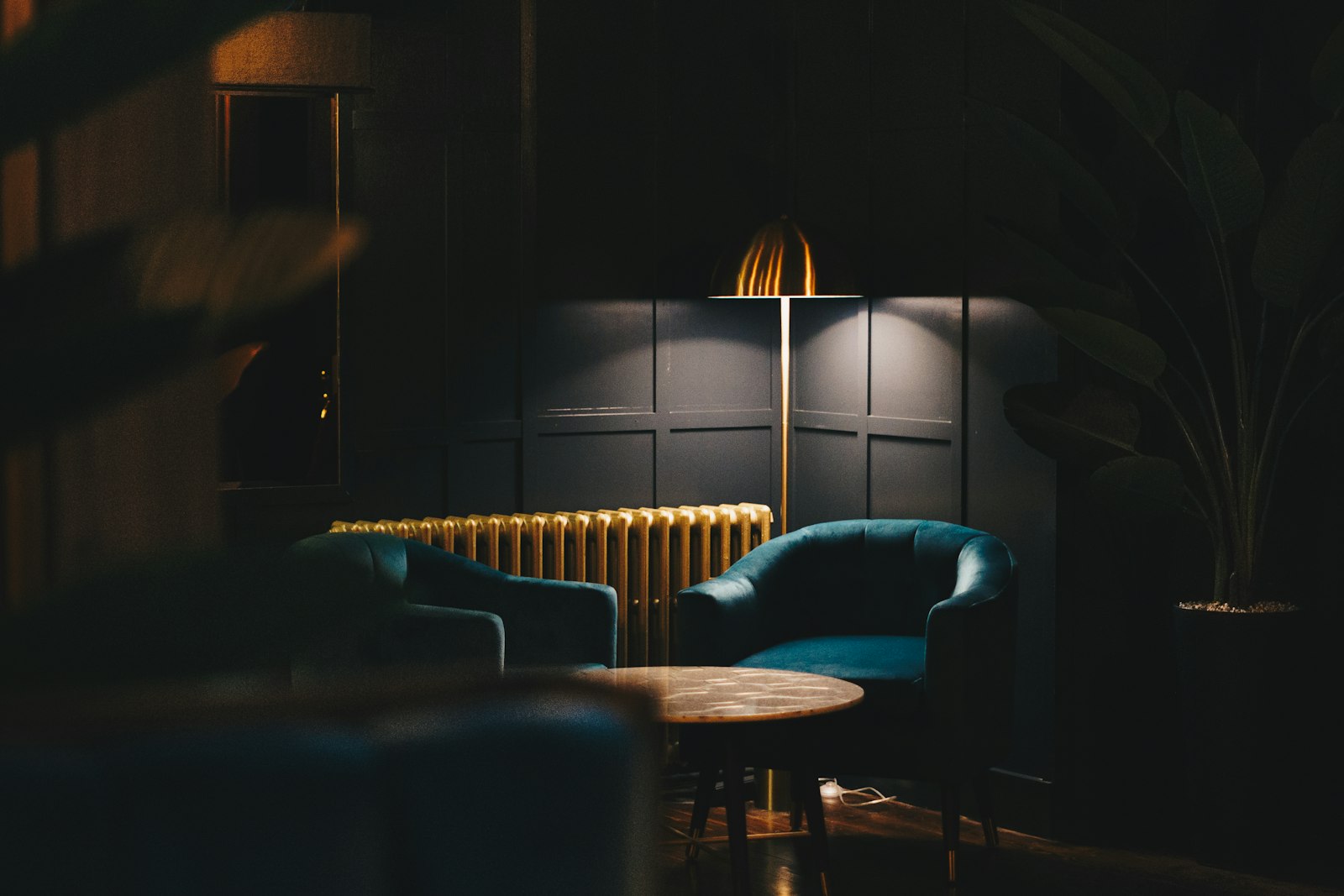 Sfeervol ingericht restaurantinterieur met warme kleuren en bijzondere verlichting