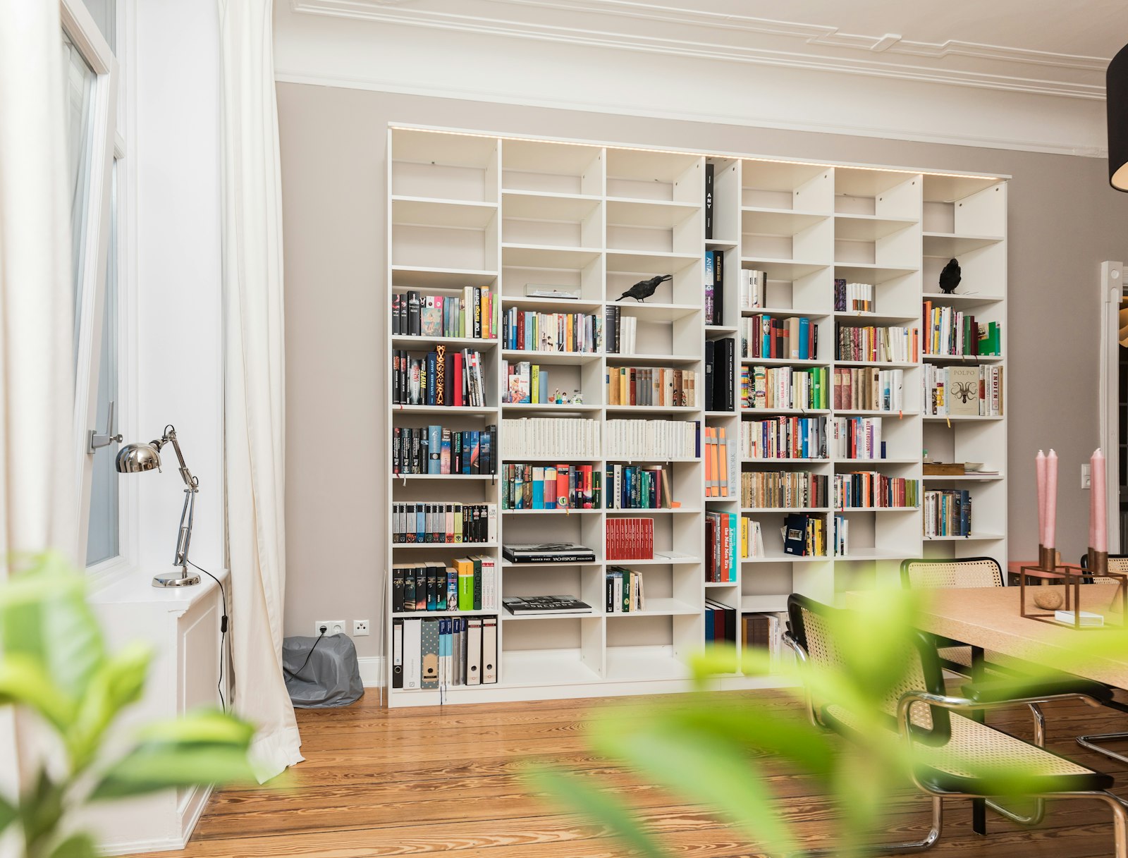 Open woonkamer met een lage open kast als scheiding tussen de zithoek en de eettafel