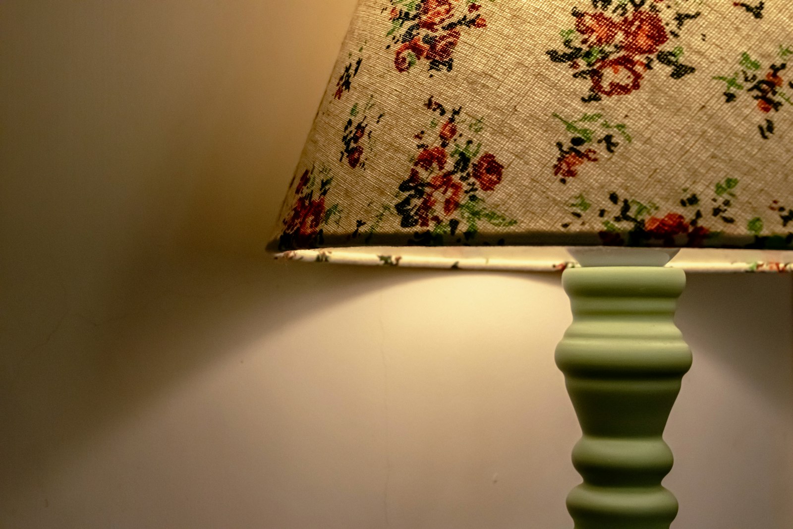Eigenzinnige vloerlamp met een stoffen kap in een sfeervol interieur