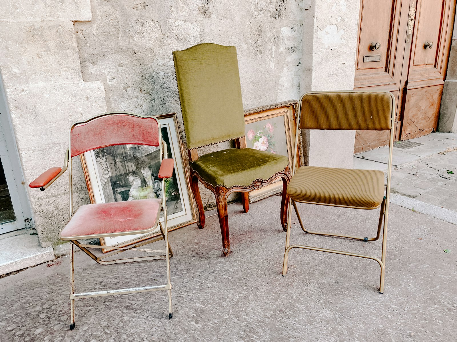 Interieur met vintage stoelen, een houten tafel en walnoten wanden