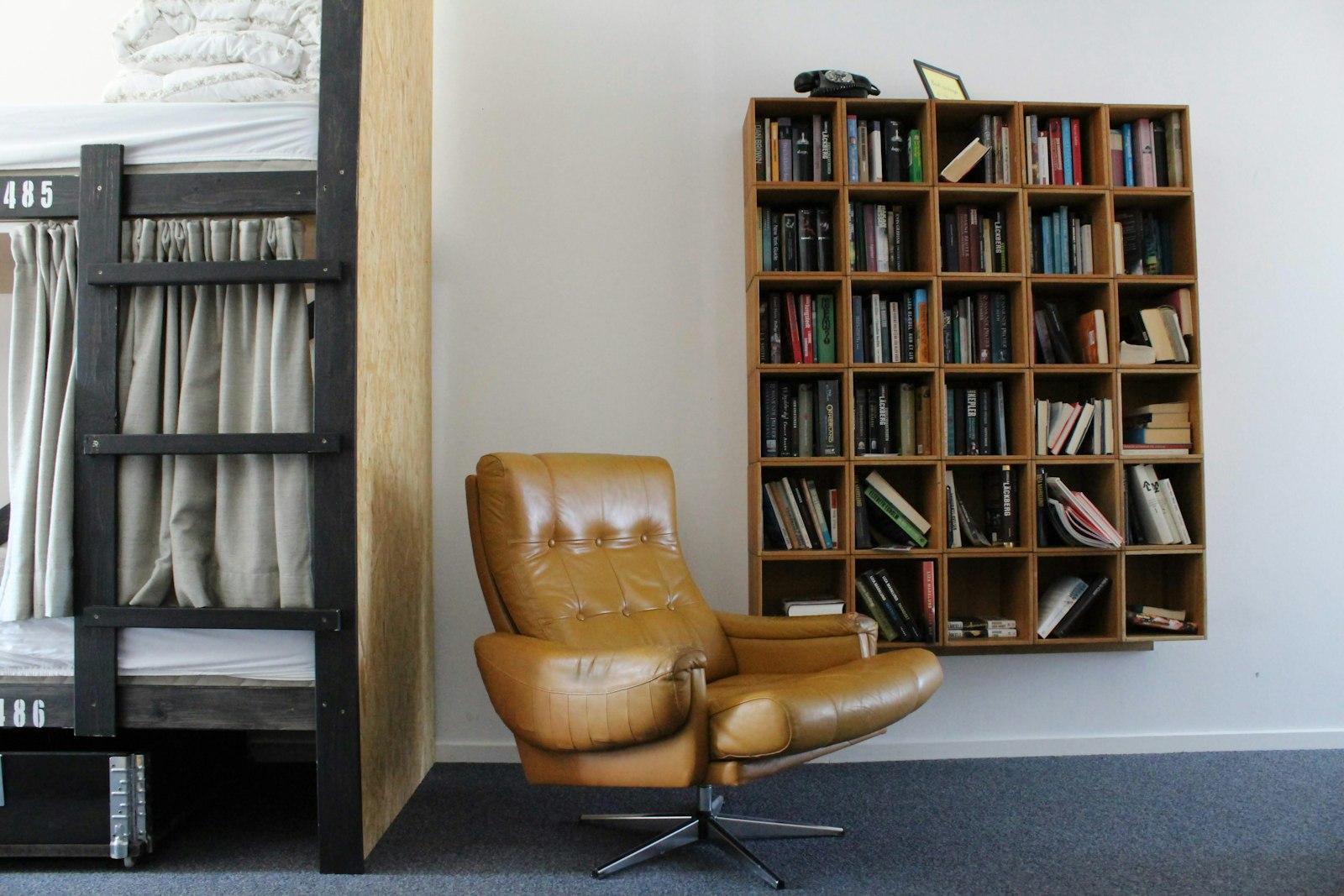 Woonkamer met een volle boekenkast en een leesstoel