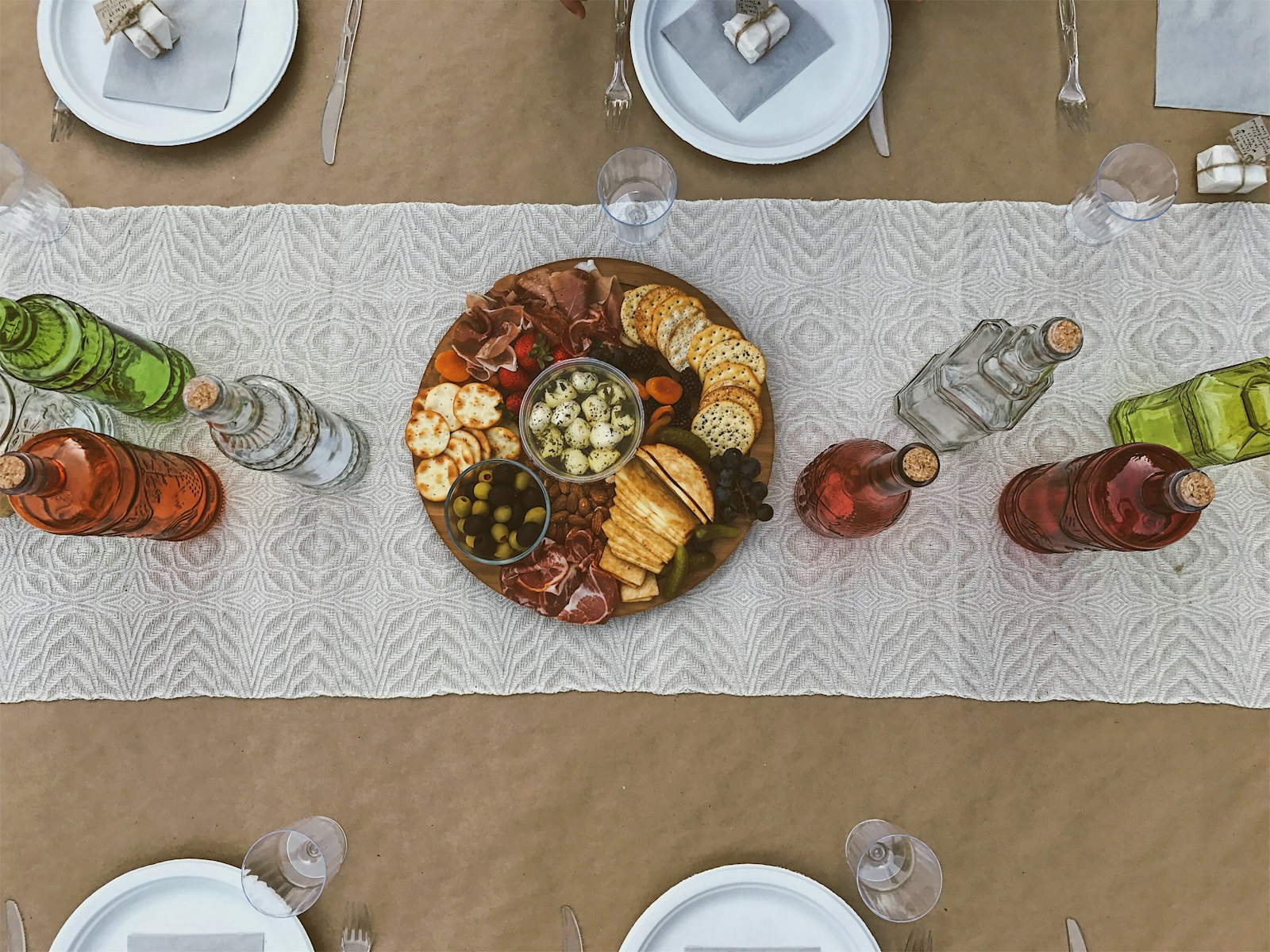Gedekte eettafel met een linnen tafelkleed, borden en kaarsen