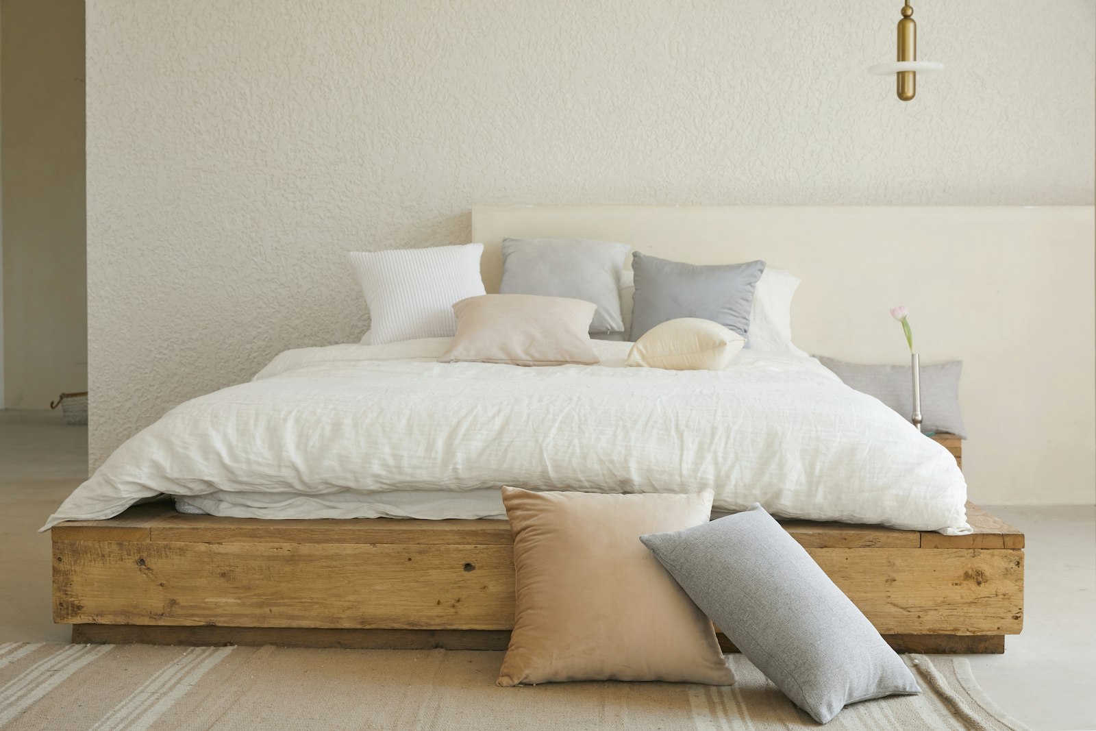 Platformbed kiezen: waarom het lage bed nu in elke slaapkamer opduikt
