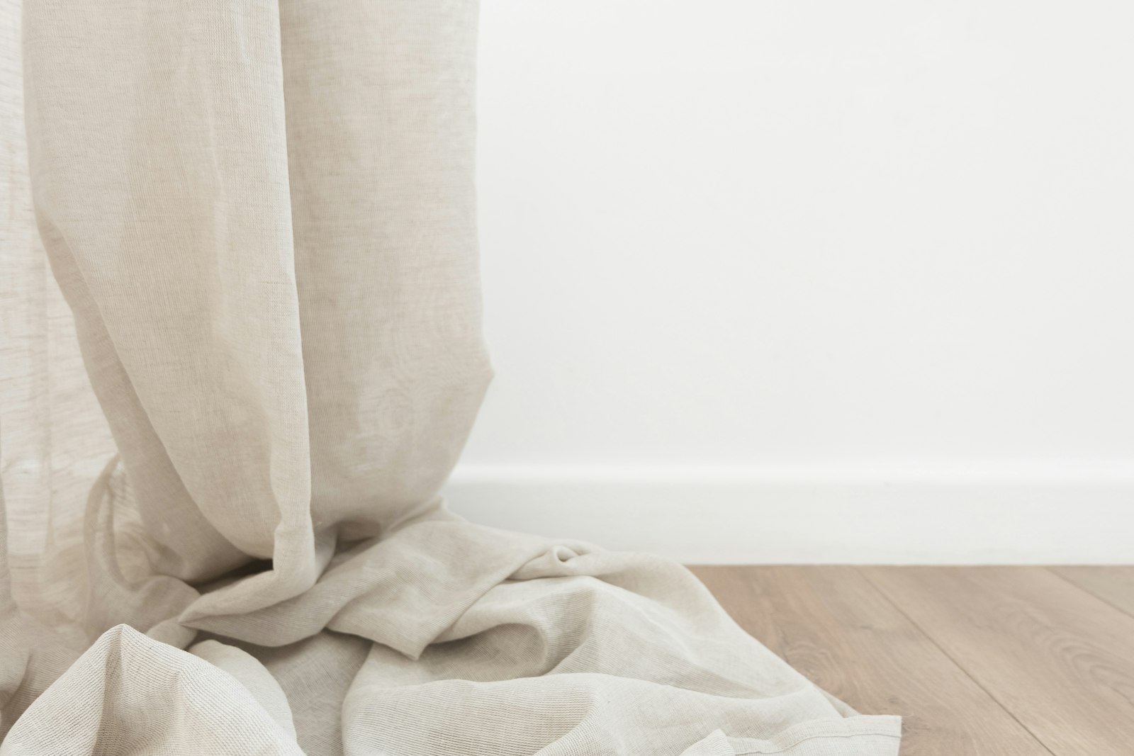 Raambekleding op maat: zo trek je een kamer in één keer samen