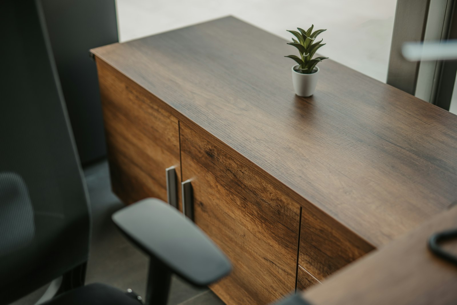 Teak is terug in het interieur: waar je op let als je verantwoord kiest