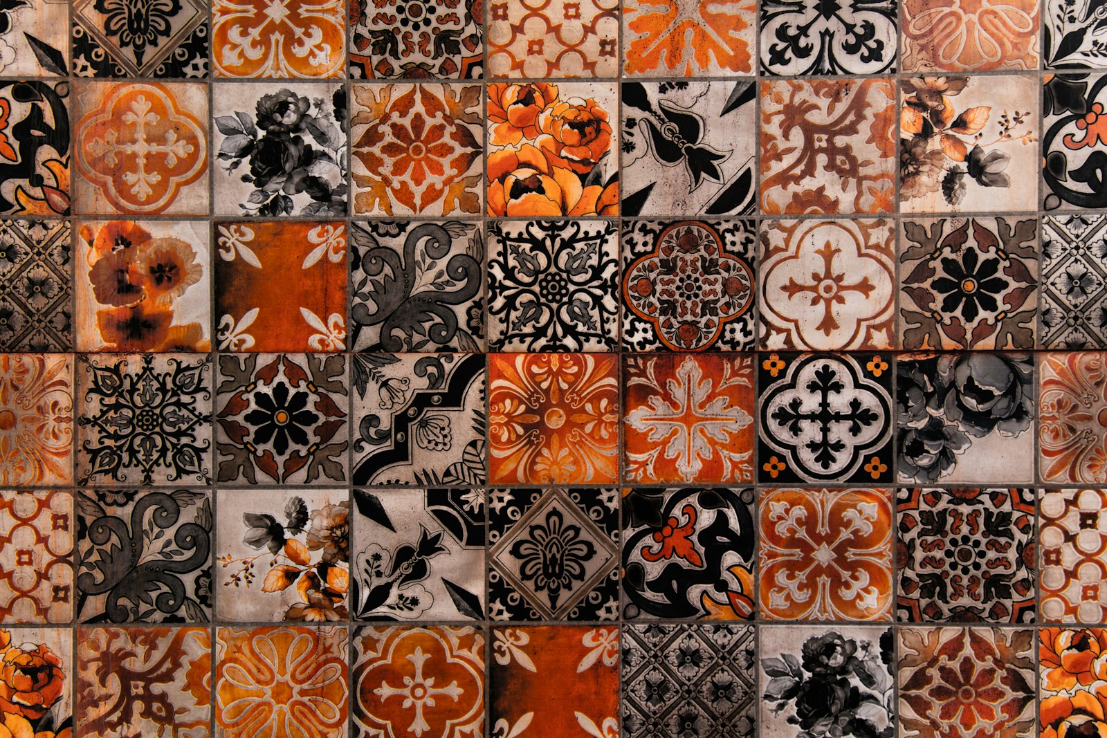 Zes tegeltrends van Cersaie 2026: van felle kleuren tot sculpturale texturen