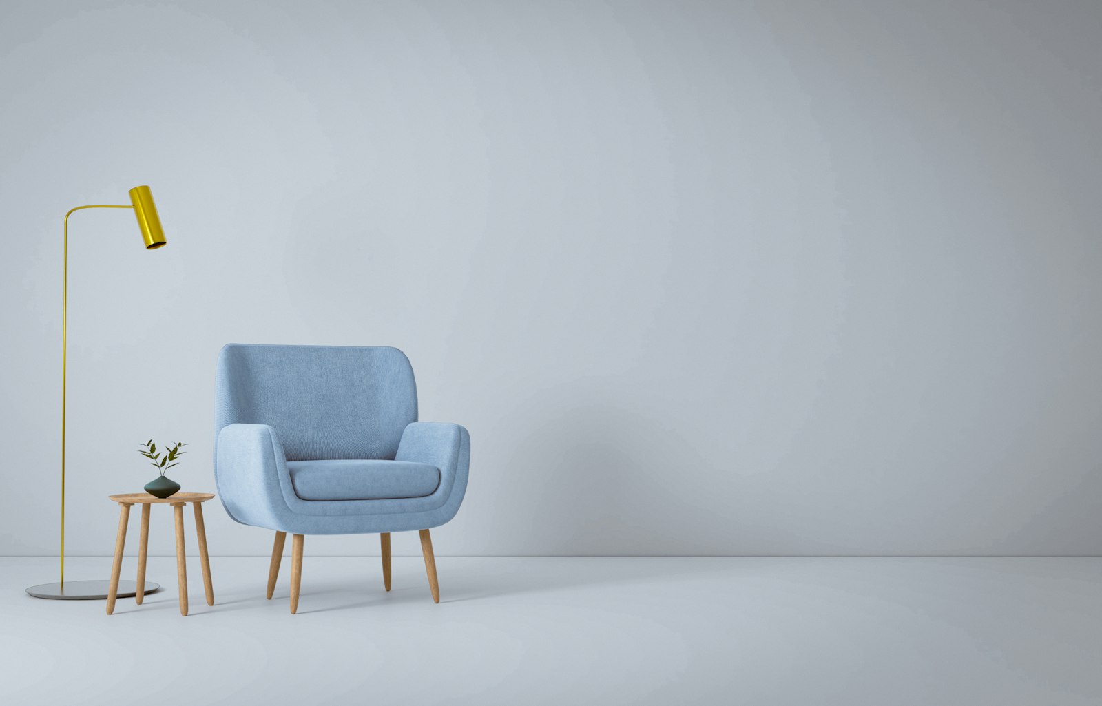 Vloerlamp naast een fauteuil in een warme leeshoek
