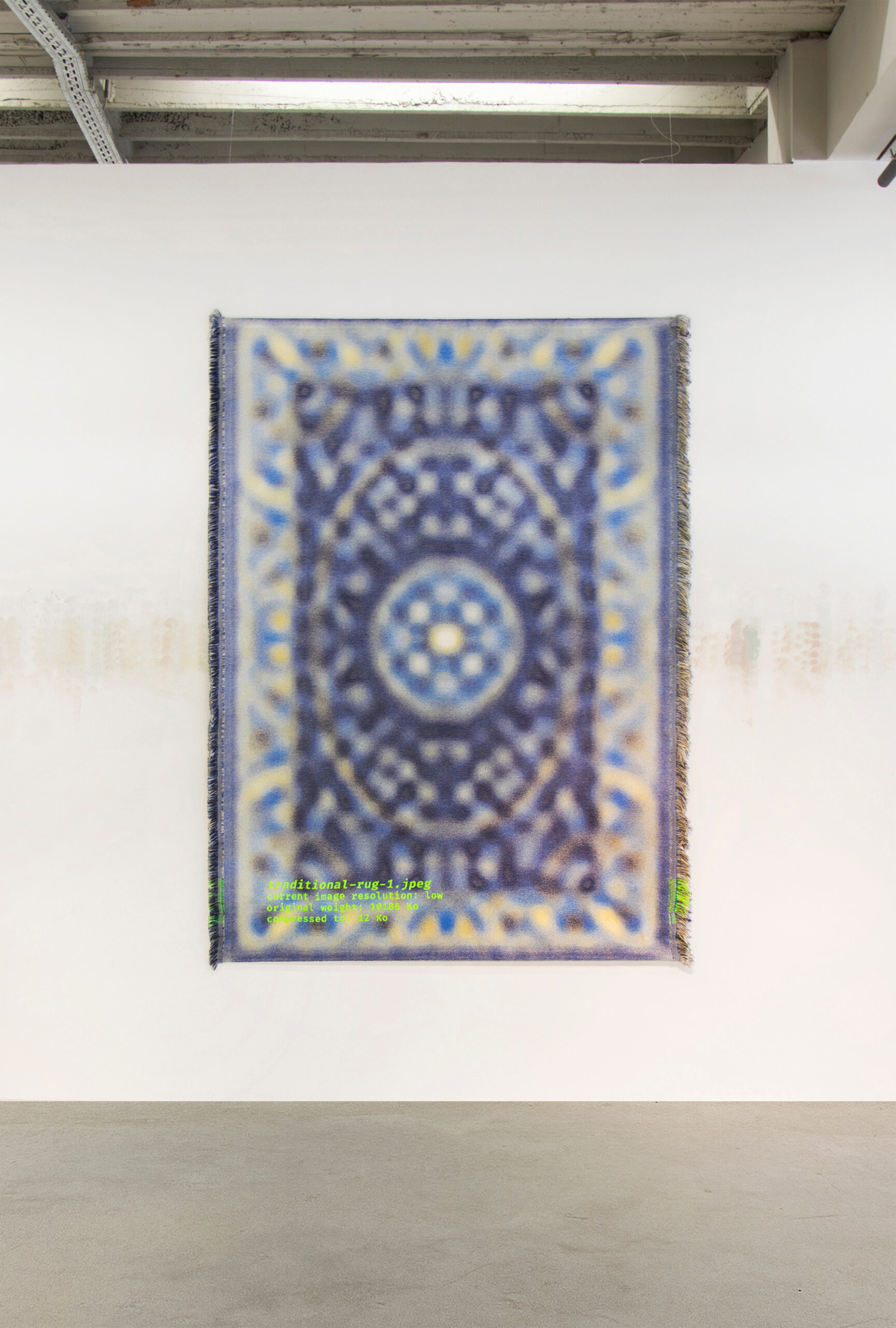 Wazig geweven kleed traditional-rug-1 aan een witte muur met groene bestandsnaam in de hoek
